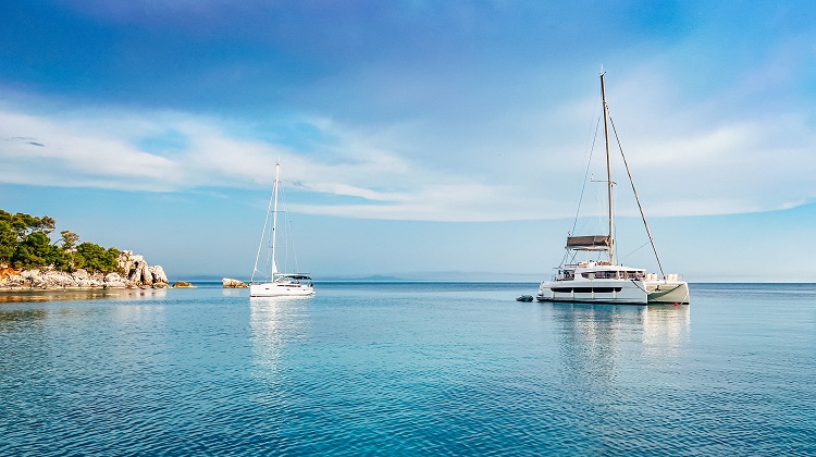 Catamaran vs. Sailboat: How to Choose for Your Caribbean Adventure